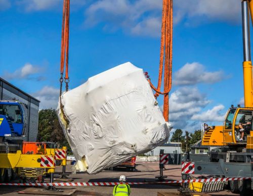 The floor for the sputter factory is wrapped in white sheets. It´s being delivered to ChromoGenics with cranes.