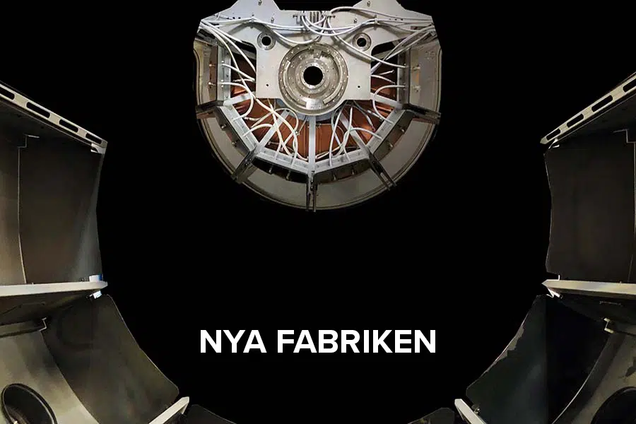 Sv.NyaFabriken Close-up of a sputter machine. White text with "Nya fabriken"".