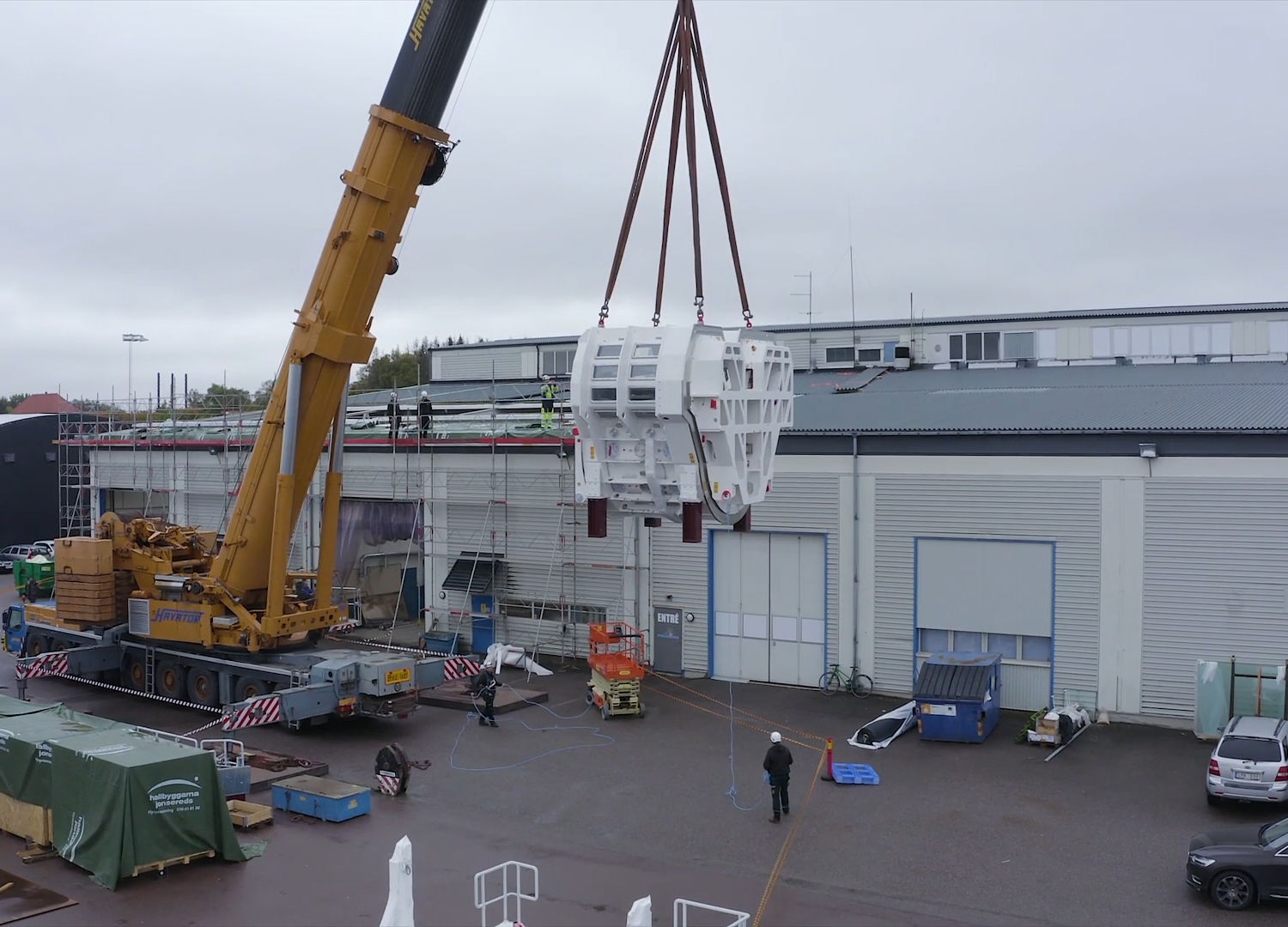 lyft1-1500x1080 A crane is delivering a sputter machine to the new factory in Uppsala