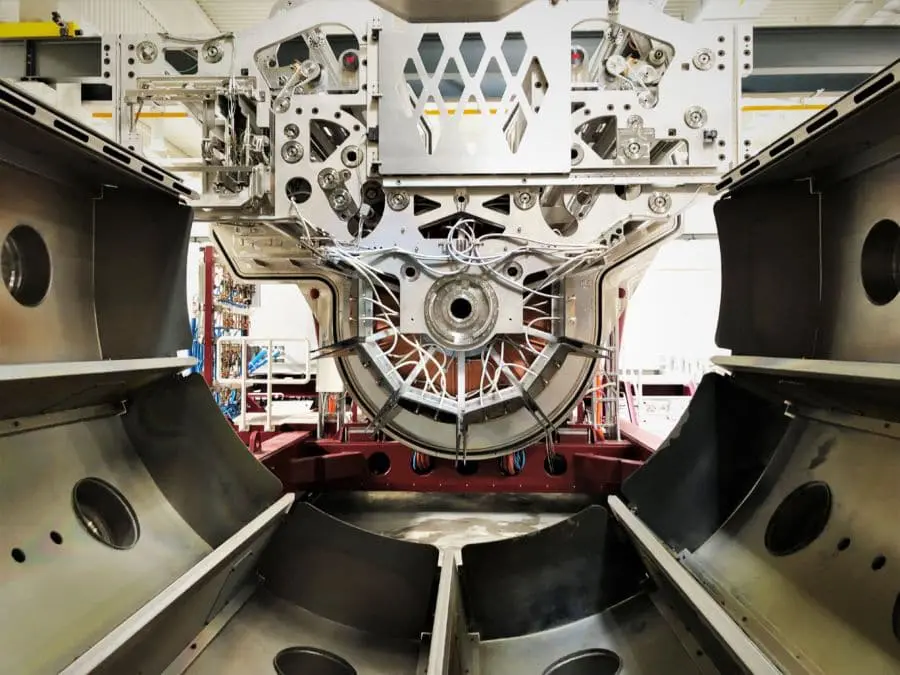 sputtringsmaskin-2-1-900x675 View from inside a huge sputter machine.